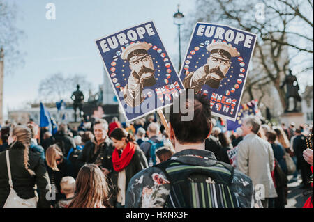 La Marche pour l'Europe à Londres le samedi 25 mars 2017. Démo de Hyde Park à la place du Parlement. Organisé par le mouvement s'unissent pour l'Europe. Banque D'Images