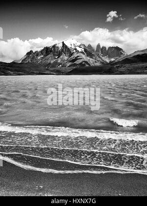 Torres del Paina massif et laguna verde (Chili) Banque D'Images