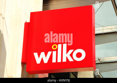 Cardiff, Wales, UK , Septembre 14, 2016 logo : Wilko enseigne publicitaire à l'extérieur de son magasin de détail dans la région de Queen Street Banque D'Images