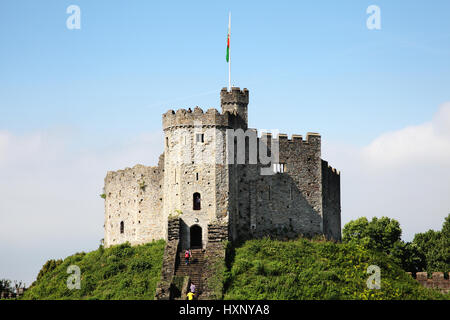 Cardiff, Wales, UK , Septembre 14, 2016 : le château de Cardiff Castle Street est une ruine du 12ème siècle qui est l'une des villes les plus populaires attractions touristiques Banque D'Images
