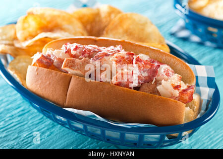 Un délicieux rouleau de homard avec des croustilles de pommes de terre. Banque D'Images