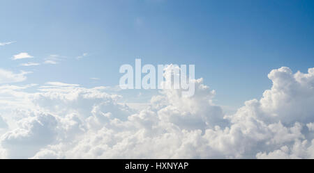 Grand nuage blanc et bleu ciel Banque D'Images