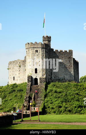 Cardiff, Wales, UK , Septembre 14, 2016 : le château de Cardiff Castle Street est une ruine du 12ème siècle qui est l'une des villes les plus populaires attractions touristiques Banque D'Images
