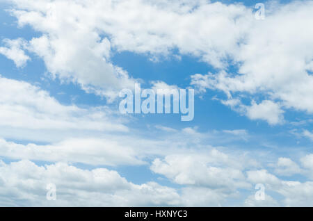 Grand nuage blanc et bleu ciel Banque D'Images