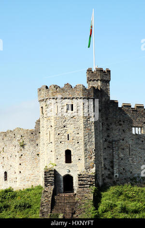 Cardiff, Wales, UK , Septembre 14, 2016 : le château de Cardiff Castle Street est une ruine du 12ème siècle qui est l'une des villes les plus populaires attractions touristiques Banque D'Images