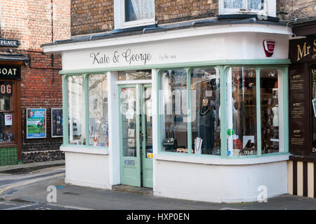 Kate & George par la mer dans la vieille ville de Margate vend des vêtements féminins et bijoux. Il s'appelait beaux intérieurs. Banque D'Images