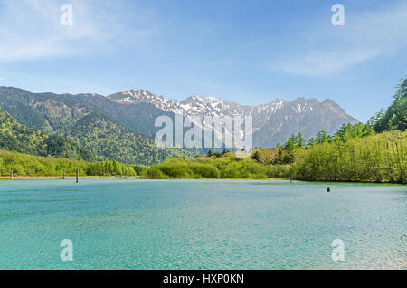 Hotaka regardent de montagnes et à l'étang taisho kamikochi nagano japon Banque D'Images