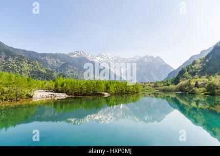 Montagne de Hotaka réfléchir sur étang taisho à kamikochi nagano japon Banque D'Images