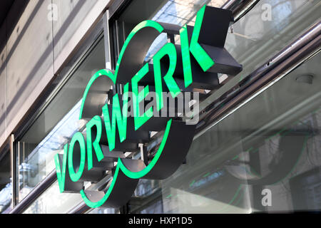 Logo chez Vorwerk store. Vorwerk vend et produit divers produits comme des appareils ménagers (p. ex. aspirateurs), d'une cuisine équipée ou les cosmétiques. Banque D'Images
