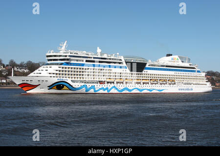 AIDAbella sur l'Elbe. AIDAbella est un navire de croisière de classe Sphinx, construit à Meyer Werft pour AIDA Cruises, l'un des dix marques détenues par Carnival Corp. Banque D'Images