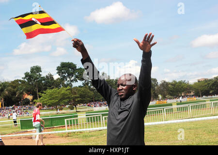 Des fans d'athlétisme les athlètes ougandais d'acclamations lors du cross-country à Kampala Banque D'Images