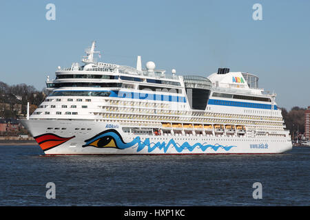 AIDAbella sur l'Elbe. AIDAbella est un navire de croisière de classe Sphinx, construit à Meyer Werft pour AIDA Cruises, l'un des dix marques détenues par Carnival Corp. Banque D'Images