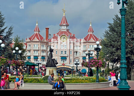 PARIS, FRANCE, 29 Septembre : place avec les gens en face de l'entrée principale de Disneyland Paris le 29 septembre 2013. Disneyland Park, l'un des un Banque D'Images