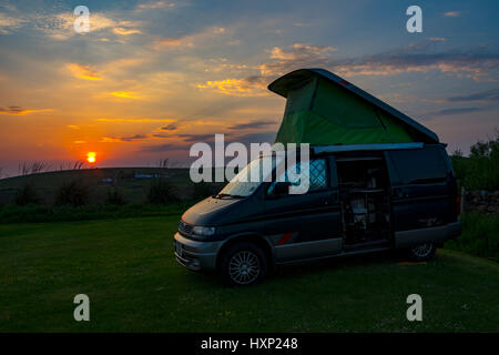 Une Mazda Bongo campervan sur un camping à Port O'Spittal, près de Portpatrick, Dumfries et Galloway, Écosse, Royaume-Uni Banque D'Images