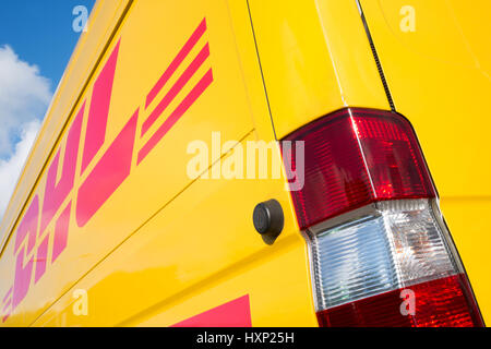 Panneau latéral d'un camion de livraison DHL. DHL est une division de la société de logistique allemand Deutsche Post AG international offrant des services de courrier express. Banque D'Images