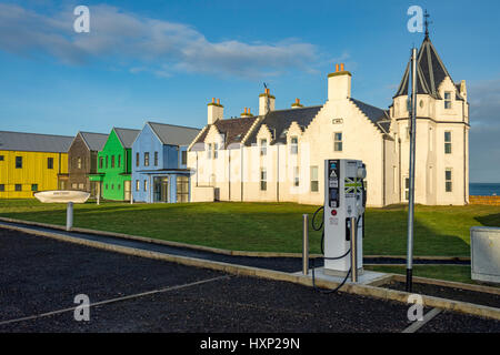 Point de recharge de véhicules électriques à 'l'auberge à John O'Groats'. À John O' Groats, Caithness, Ecosse, Royaume-Uni Banque D'Images