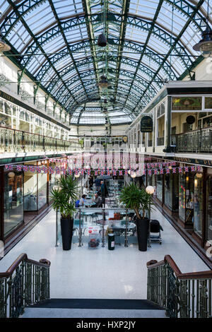 Les voyageurs d'arcade, un bâtiment classé grade 2 situé sur le célèbre boulevard de Lord Street dans la ville balnéaire de Southport, Merseyside, Royaume-Uni Banque D'Images