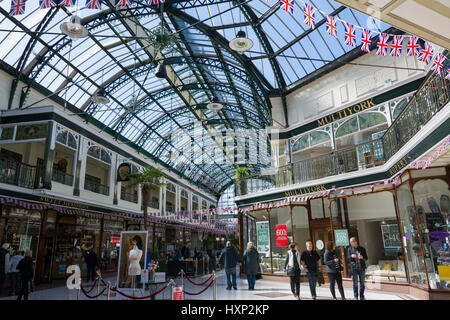 Les voyageurs d'arcade, un bâtiment classé grade 2 situé sur le célèbre boulevard de Lord Street dans la ville balnéaire de Southport, Merseyside, Royaume-Uni Banque D'Images