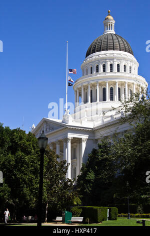Vue éloignée sur Sacramento capitale de l'Etat bâtiment avec dome et mât flying drapeau américain à mi-mât Banque D'Images
