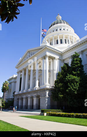 Sacramento capitale de l'état des capacités avec le drapeau qui flotte en personnel. Banque D'Images