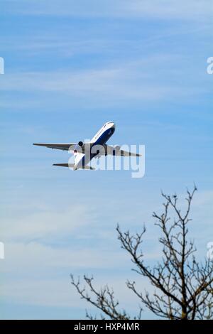 British Airways Boeing -777 avion passagers décollant de l'aéroport d'Heathrow de Londres UK Banque D'Images