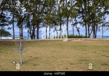 Golf de disque à la sur la plage à la Turtle Bay Resort sur la côte nord d'Oahu, Hawaii Banque D'Images