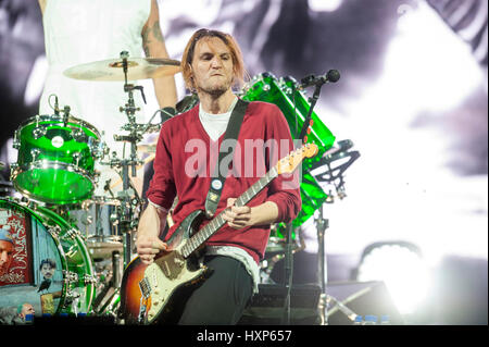 Josh Klinghoffer des Red Hot Chili Peppers titres la scène principale au jour 3 du T in the Park Festival, 10 juillet 2016, l'Écosse. Banque D'Images