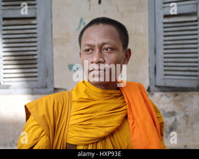 Les moines sur le chemin de la pagode, au sud du Cambodge. Moines au Cambodge peuvent varier de très jeunes garçons pour de vieux hommes. De nombreux moines en choisissant tout au long de leur vie. Banque D'Images