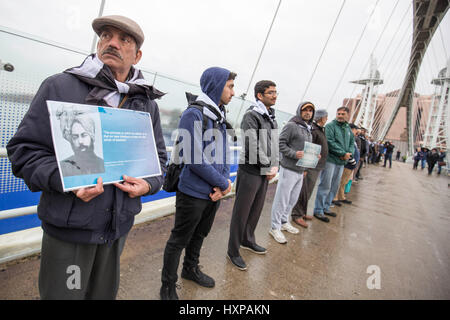 Les membres du Réseau oecuménique de Manchester et les musulmans Ahmadiyya Lowry sur le pont , Salford Quays dans une veille pour Londres attentat il y a 1 semaine Banque D'Images