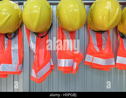 Nouveau casque et veste ensemble est accroché au mur du bureau de contremaître pour l'utilisation dans le site de construction. Banque D'Images