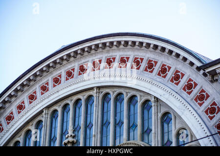 Détail de la façade du mur semi-circulaire avec des fenêtres en ogive vide sans verre. Bâtiment ancien. Banque D'Images