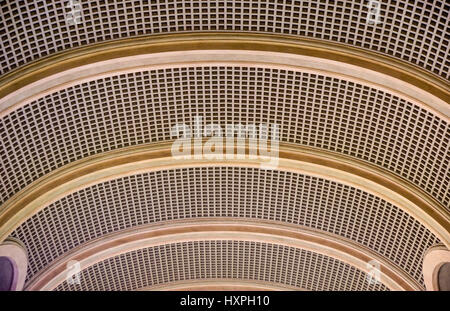 Formation en architecture. Un bâtiment moderne en béton blanc plafond voûté en perspective. Les mêmes formes semi-circulaire. Banque D'Images