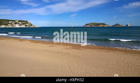Vue de la plage de l'Estartit sur la Costa Brava, Espagne Banque D'Images