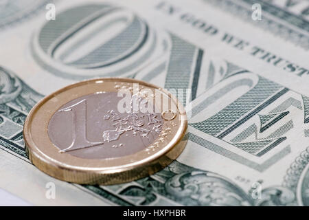 Pièces euro-un et un-dollar (pas de Pr), Ein-Euro-Münzen und ein-Dollar-Schein (pas de pr) Banque D'Images