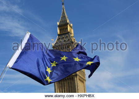 Drapeau de l'UE vole en face de Big Ben au grand soleil à Londres Banque D'Images