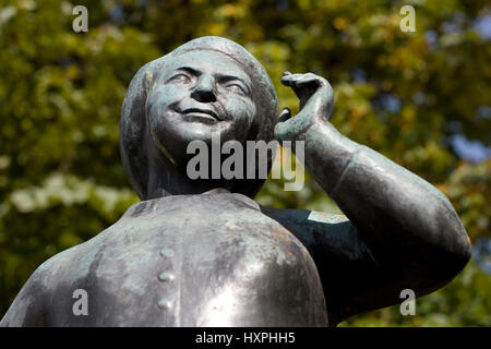 Germany, Bavaria, Munich, statue de la comédienne Liesl Karl's Town dans le Viktualienmarkt, Deutschland,Bayern München,Statue,der Schauspielerin Liesl K Banque D'Images