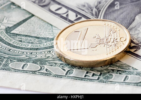 Pièces euro-un et un-dollar (pas de Pr), Ein-Euro-Münzen und ein-Dollar-Schein (pas de pr) Banque D'Images