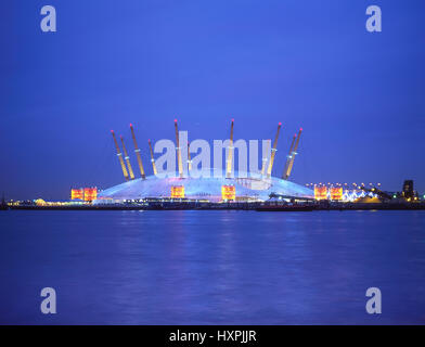 L'O2 Arena à travers Tamise au crépuscule, le Royal Borough de Greenwich, Greater London, Angleterre, Royaume-Uni Banque D'Images