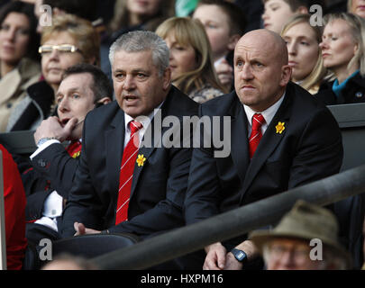 WARREN GATLAND SHAUN EDWARDS L'ENTRAÎNEUR-ASSISTANT AU PAYS DE GALLES RUGBY UNION ENTRAÎNEURS, MIDDLESEX TWICKENHAM ANGLETERRE 25 Février 2012 Banque D'Images