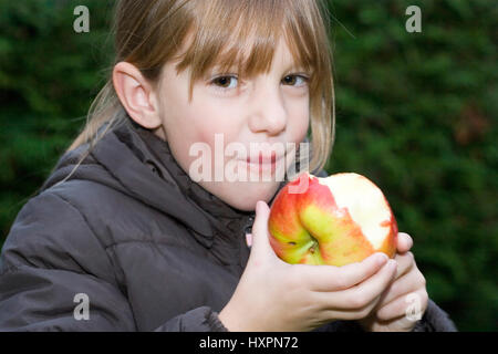 Fillette de 5 ans mange une pomme (MR), fünfjähriges Mädchen isst einen Apfel (Mr) Banque D'Images