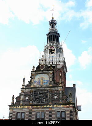 17ème siècle emblématique Waag (balance) à Waagplein square à Alkmaar, Pays-Bas. L'une des très rares maisons encore en usage de pesage Banque D'Images