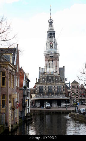 17ème siècle emblématique Waag (balance) à Waagplein square à Alkmaar, Pays-Bas. L'une des très rares maisons encore en usage de pesage Banque D'Images