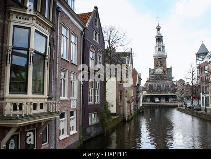 Début du 17e siècle Waag (maison de pesage) à Waagplein square à Alkmaar, Pays-Bas. Vu Zijdam / Oudorp Luttik de canal Banque D'Images