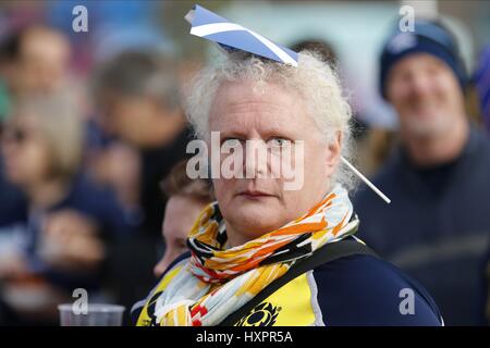 L'ÉCOSSE AVEC VENTILATEUR DANS LES CHEVEUX DU DRAPEAU SAMOA SAMOA ECOSSE ECOSSE V V ST JAMES Park Newcastle upon Tyne en Angleterre 10 octobre 2015 Banque D'Images