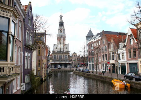 Début du 17e siècle Waag (maison de pesage) à Waagplein square à Alkmaar, Pays-Bas. Vu Zijdam / Oudorp Luttik de canal Banque D'Images