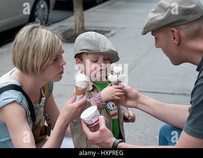 Une famille de manger des glaces à New York City Banque D'Images