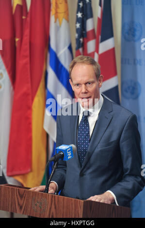 New York, États-Unis. Mar 29, 2017. L'Ambassadeur britannique auprès de l'Organisation des Nations Unies Matthew Rycroft s'adresse aux journalistes. Conseil de sécurité se réunit pour discuter des derniers événements dans le Yémen, qui fait toujours face à une guerre civile et est devenu la base des groupes militants, comme Al-Qaïda et état islamique. Le pays est confronté à la "plus grande crise humanitaire' dans le monde, avec les deux tiers de ses dix-huit millions de personnes ont besoin d'aide, selon Stephen O'Brien, un haut fonctionnaire de l'ONU. Credit : Luiz Roberto Lima/Pacific Press/Alamy Live News Banque D'Images