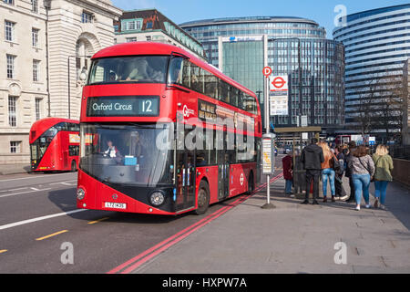 Arrêt de bus sur le pont de Westminster, Londres Angleterre Royaume-Uni UK Banque D'Images