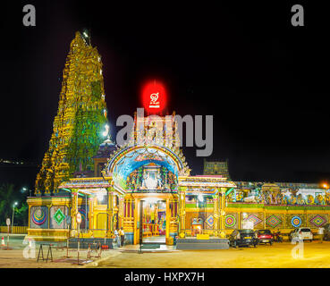 MATALE, SRI LANKA - le 27 novembre 2016 : La façade éclairées d'Muthumariamman Kovil - Tamil Temple Hindou, décoré de la tour Gopuram, num Banque D'Images