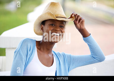 Close up portrait of smiling young African woman with cowboy hat Banque D'Images